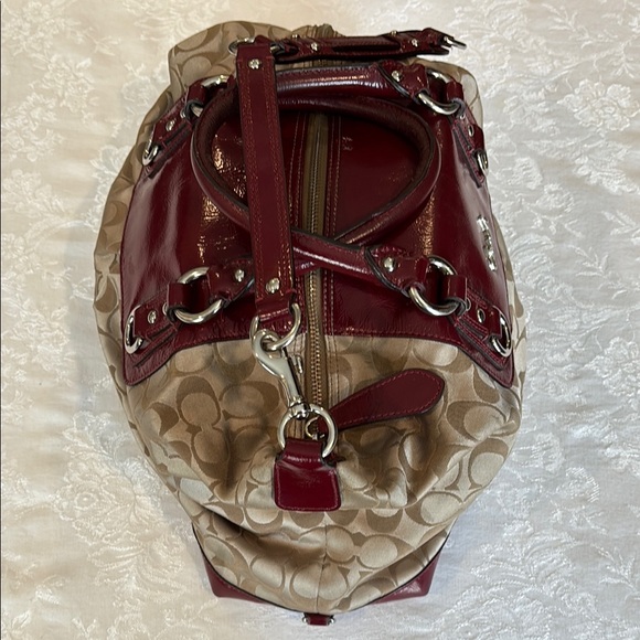 Coach Ashley Signature bag 
1 call out discoloration back of shoulder strap - Picture 5 of 11